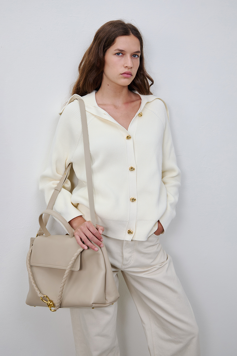 תמונת כל הלוק של תיק נשיאה